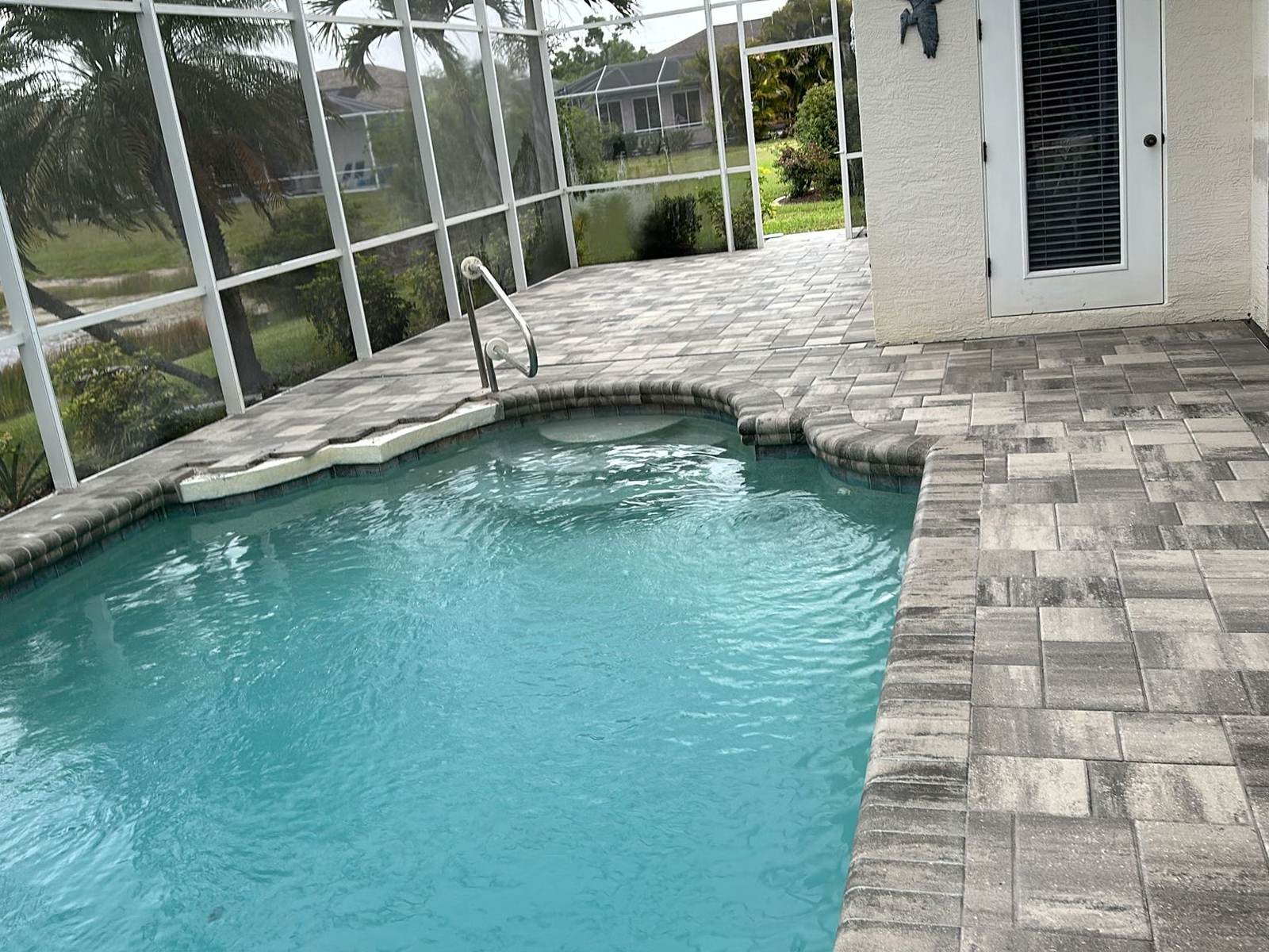 Screened lanai in paver