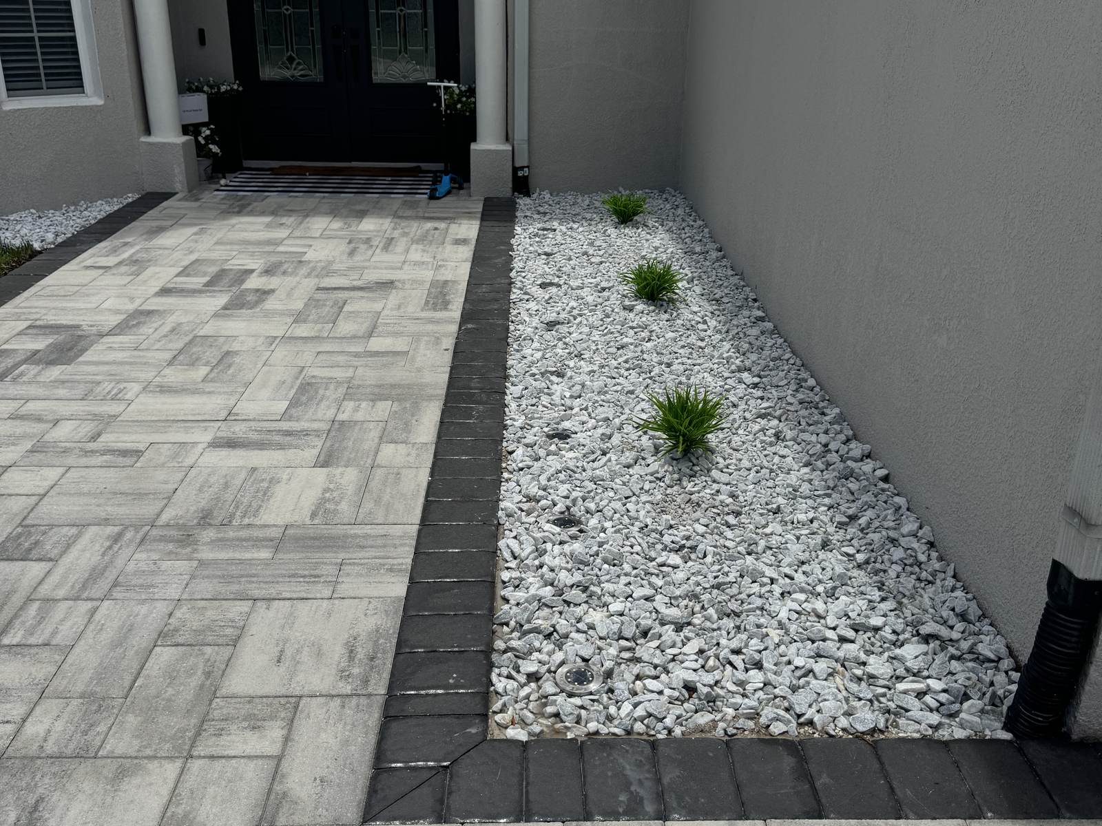 Entry walkway in paver